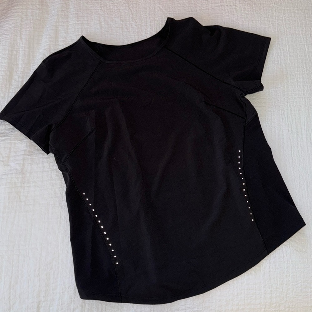 LULULEMON size 4 black running tee, perfect condition